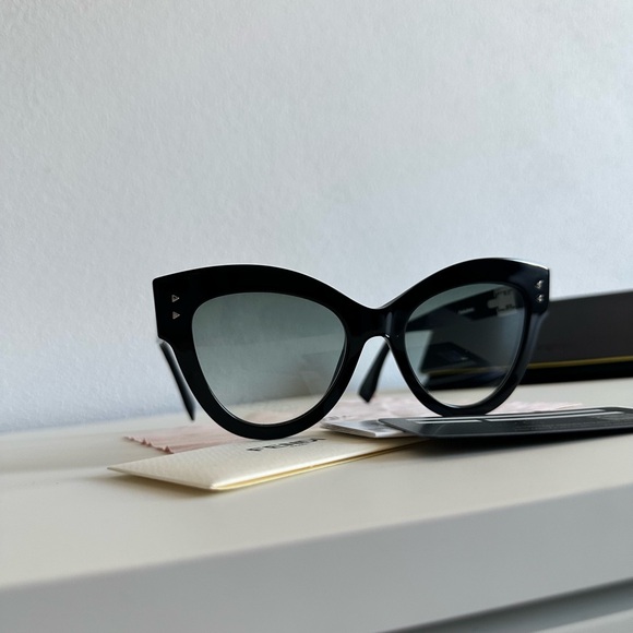 Fendi sunglasses full set - Picture 3 of 9